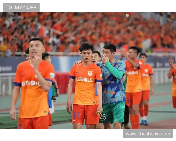 泰山队主场平局遭遇三连平球员谢场时满脸遗憾与失落